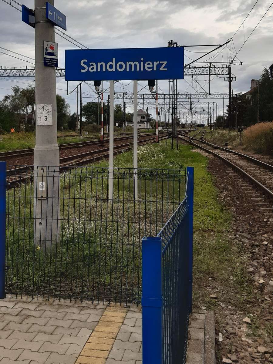Сандомирский железнодорожный вокзал онлайн-пазл
