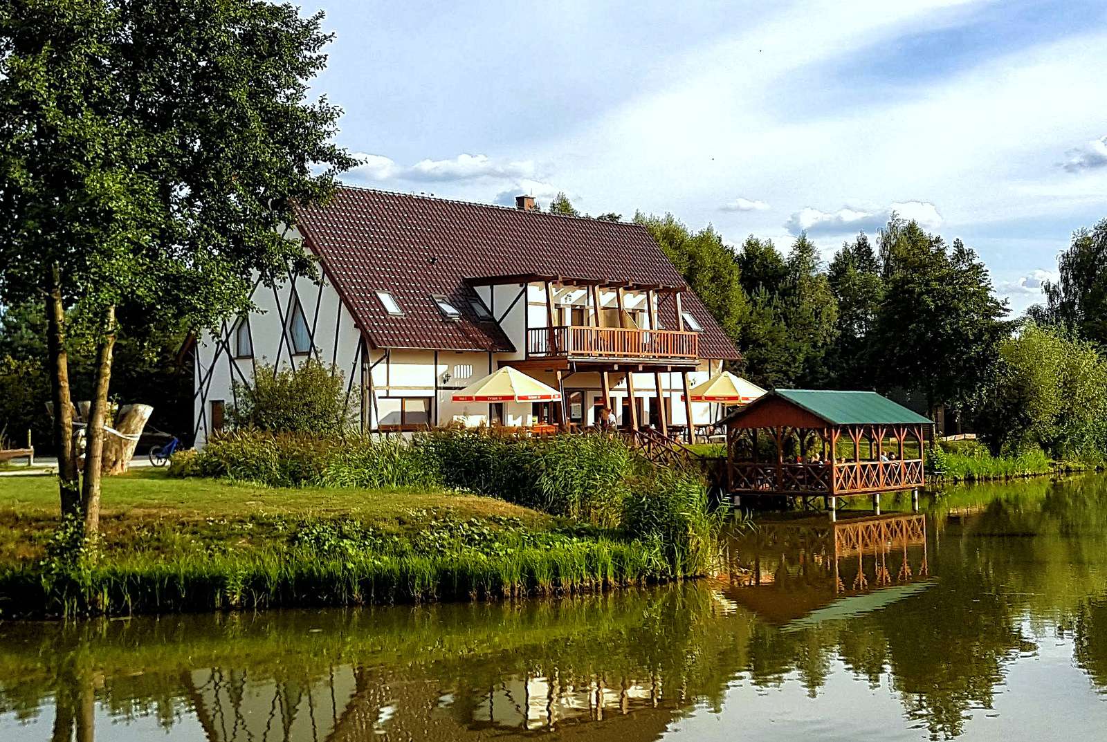Maison au bord de l'étang (Cieszków, Pologne) puzzle en ligne