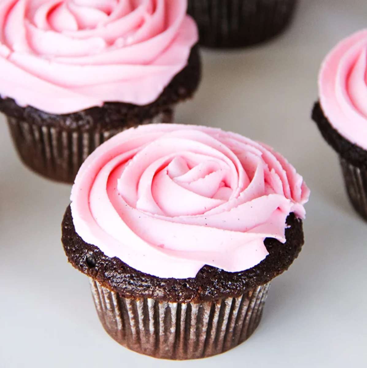 Chokladcupcakes med rosa marshmallow frosting Pussel online