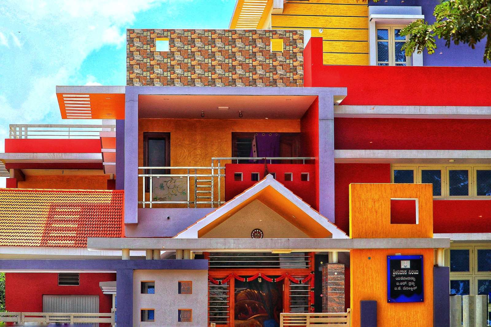 Ett otroligt färgglatt hus i en indisk by pussel på nätet
