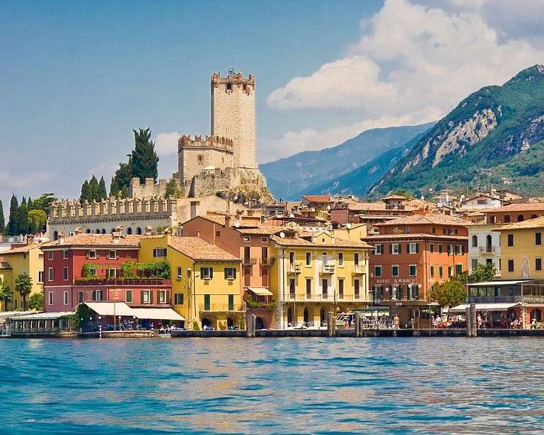 Město u jezera Garda online puzzle
