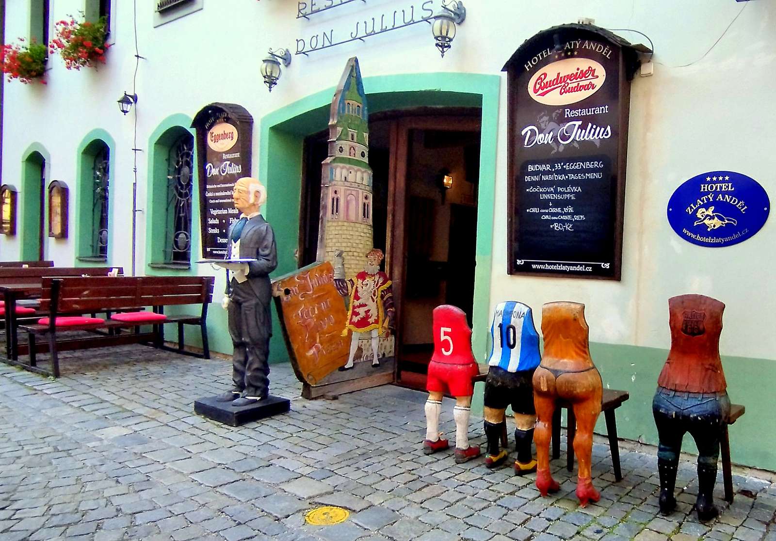 Restaurant met originele stoelen (Tsjechië) legpuzzel online