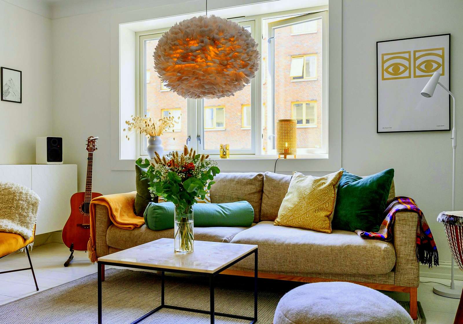 Moderní obývací pokoj v bytě v panelovém domě online puzzle