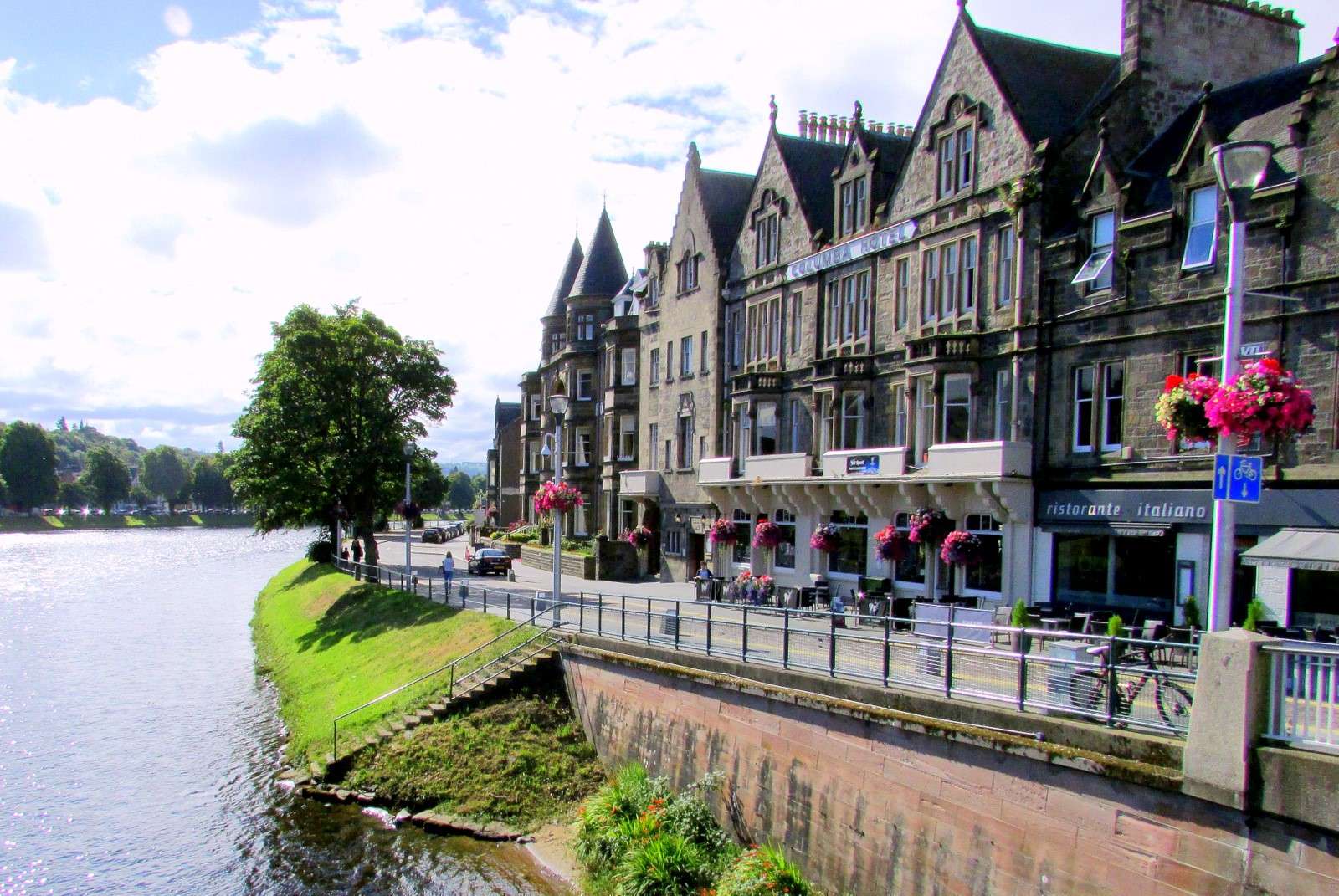 Straat langs de rivier in Inverness (Schotland) online puzzel