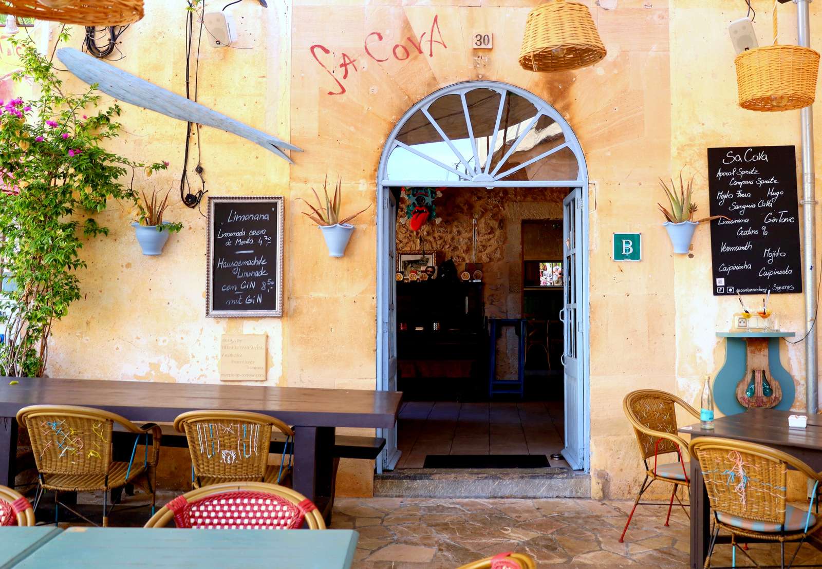 Sa Cova Bar v Santanya (Mallorca, Španělsko) skládačky online