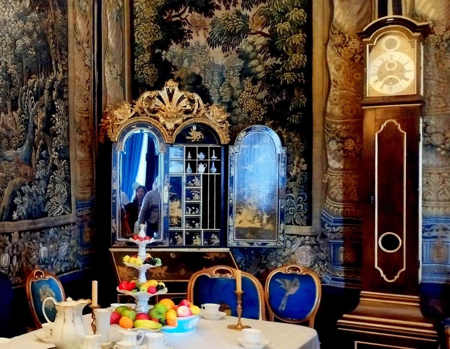 Interior del castillo de Krumlov - aparador en la sala de café rompecabezas en línea