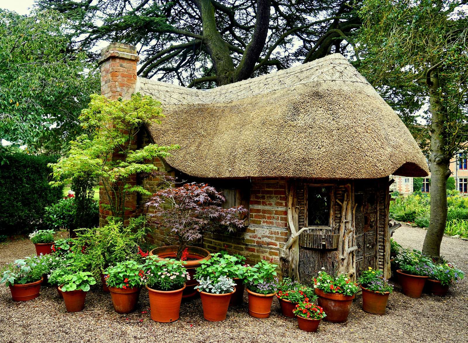 Charmig liten trädgårdsstuga (England) pussel på nätet