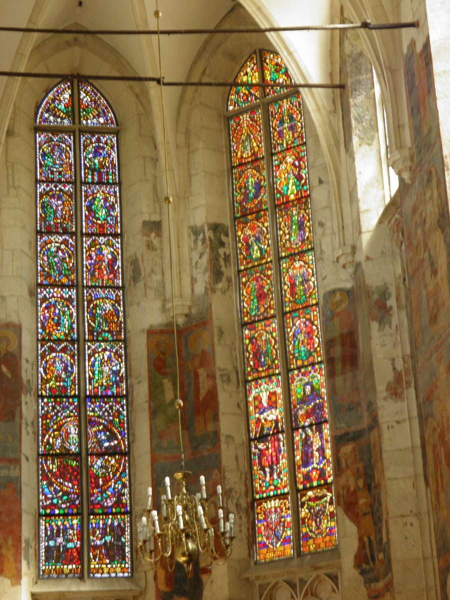 målat glasfönster i kyrkan Pussel online