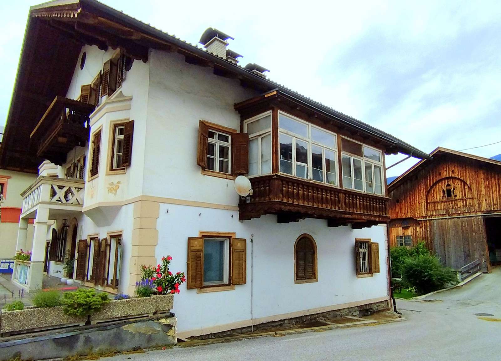 Architektura Tyrolska. Krásný dům ve Fügenu (Rakousko) skládačky online
