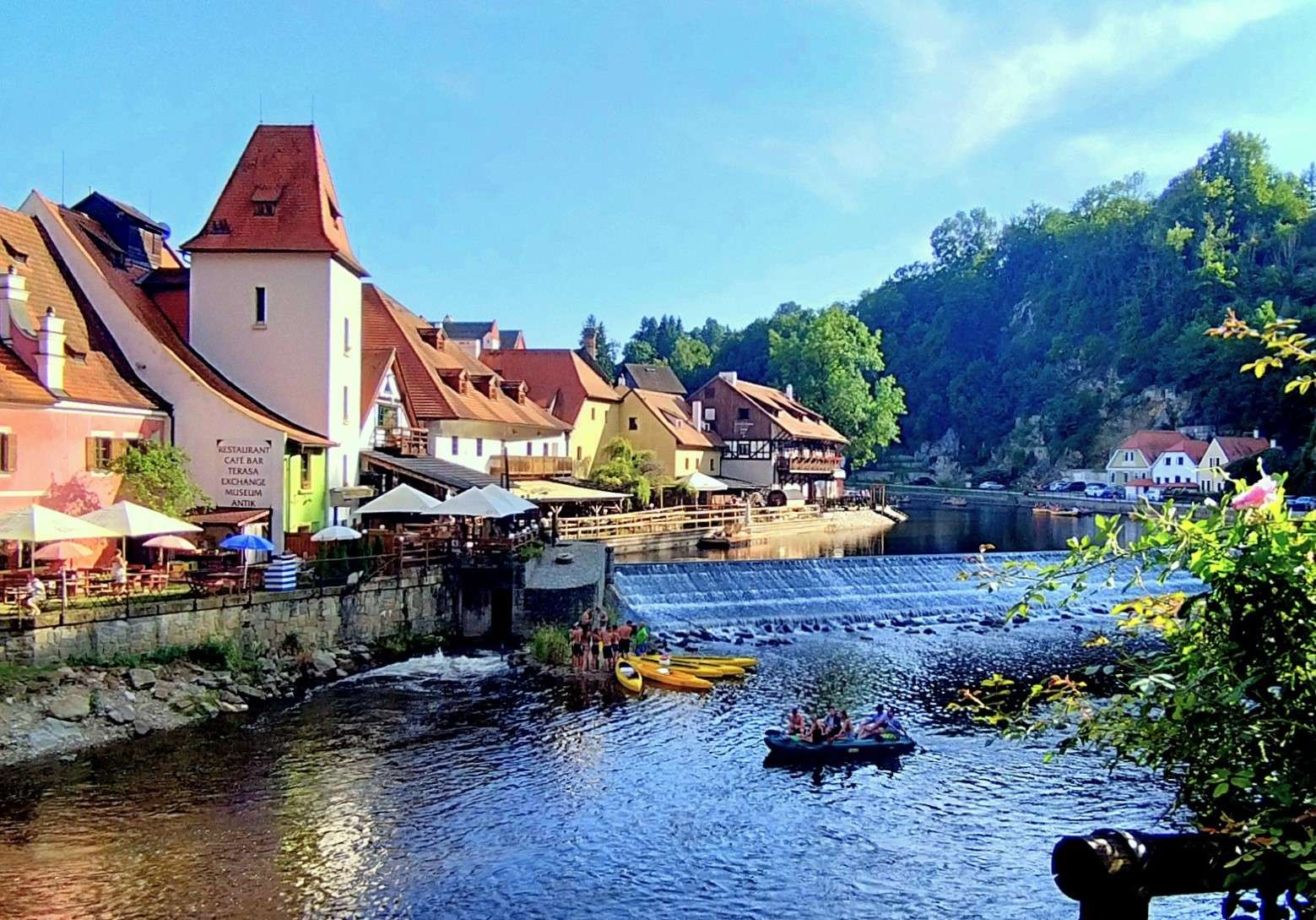 Vackra byggnader vid floden Vltava (Český Krumlov) Pussel online