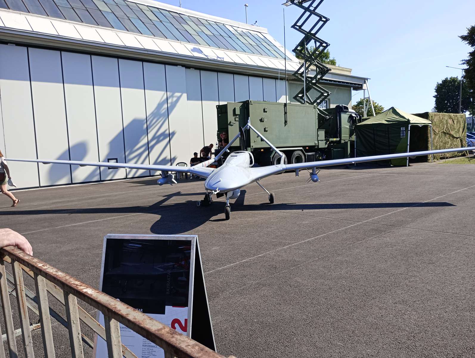 Drone před hangárem online puzzle