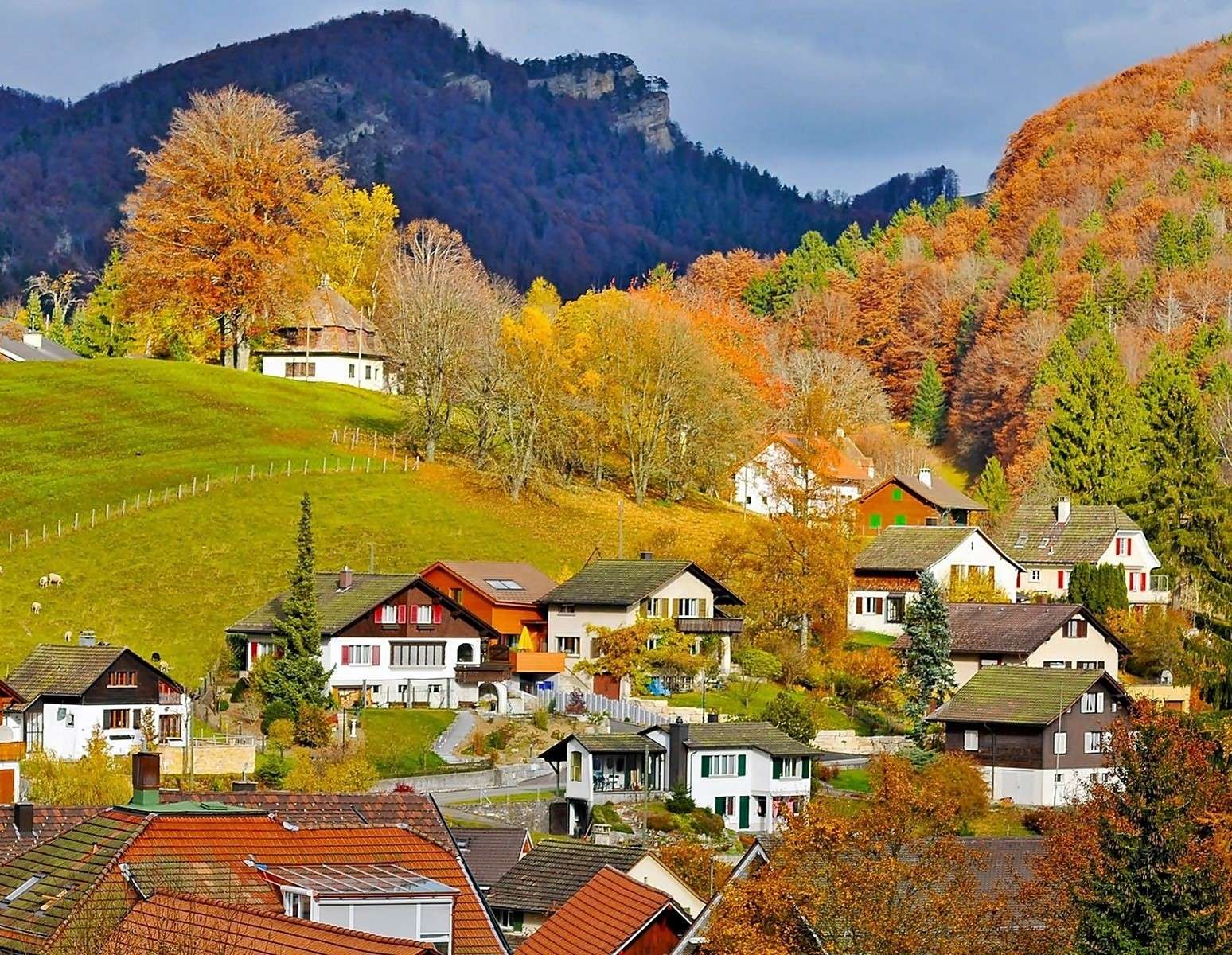 Деревня в горах осенью онлайн-пазл