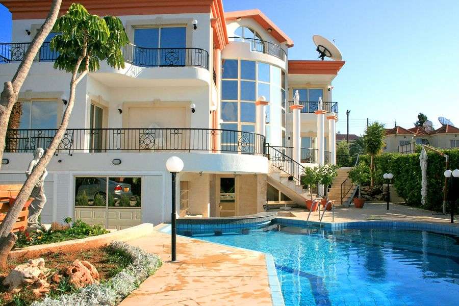 Villa con piscina puzzle online