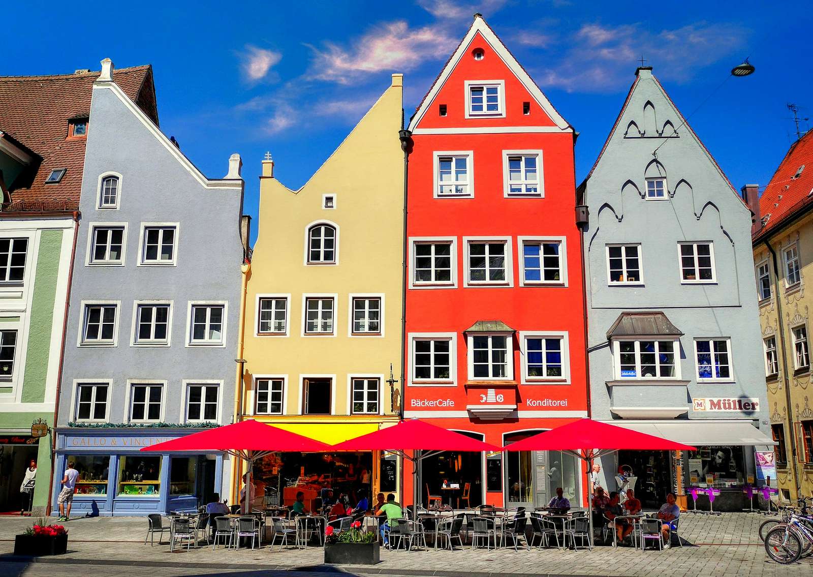 Place du marché colorée à Landsberg (Allemagne) puzzle en ligne