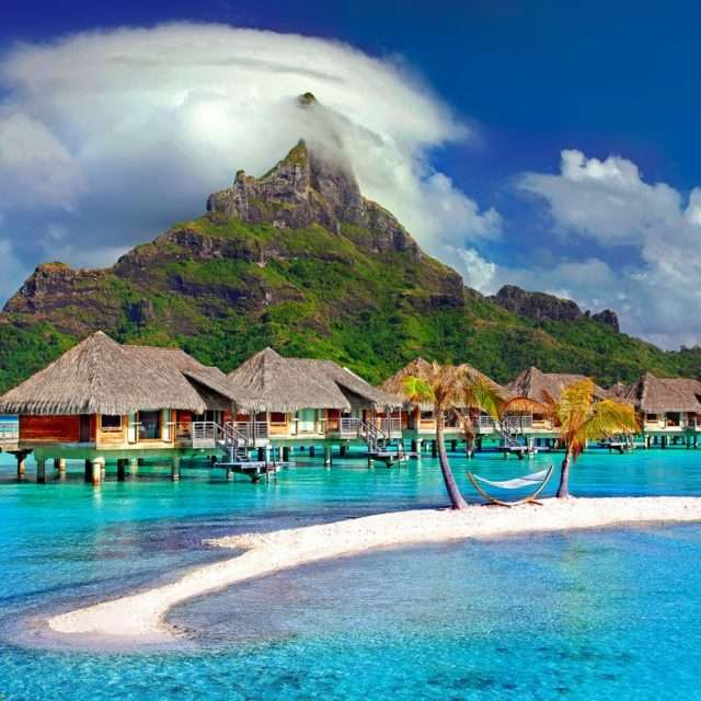 Hotels on the water in the tropics jigsaw puzzle online