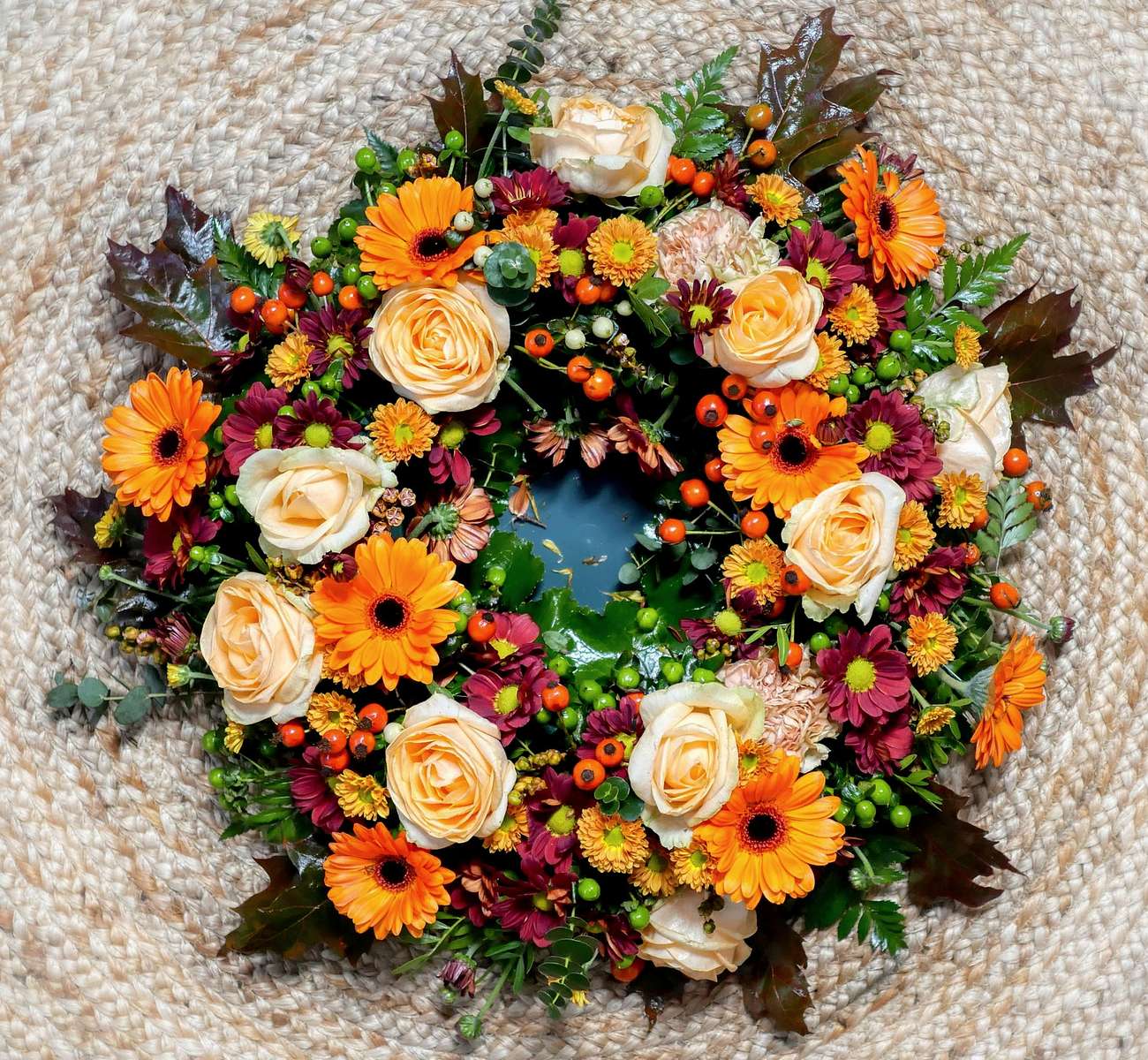 Многоцветен венец от цветя и храстови клонки онлайн пъзел