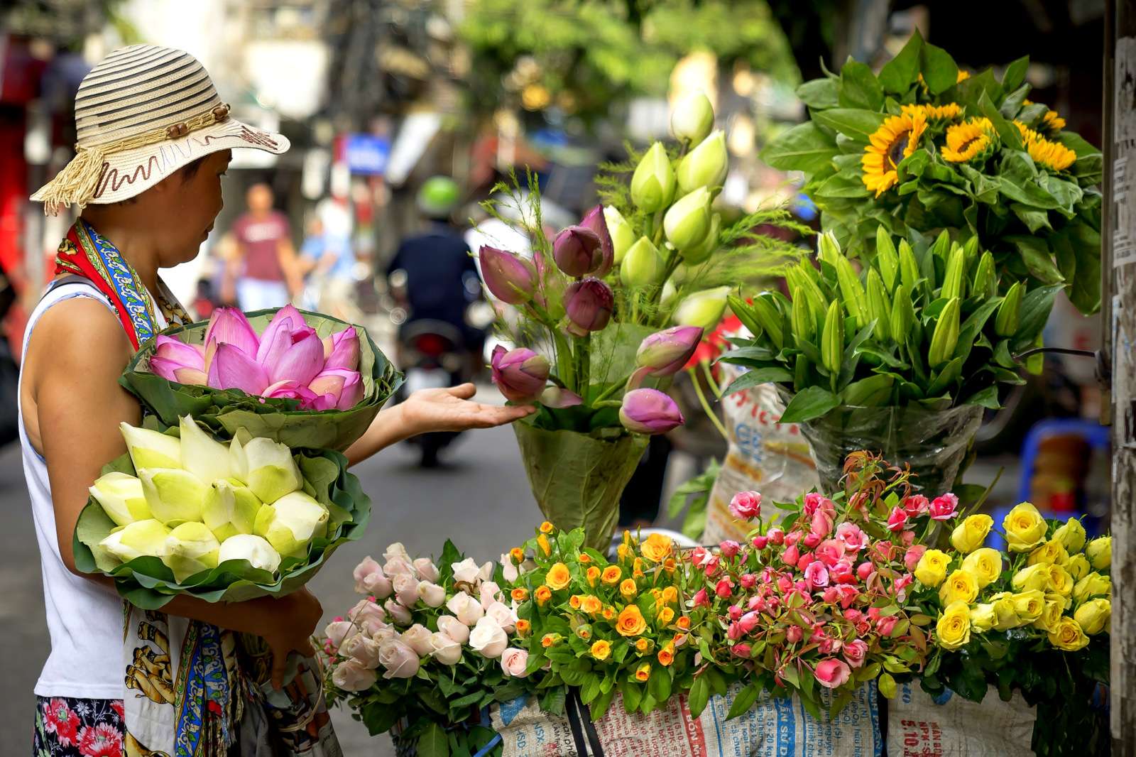 Уличный цветочный стенд (Ханой, Вьетнам) онлайн-пазл