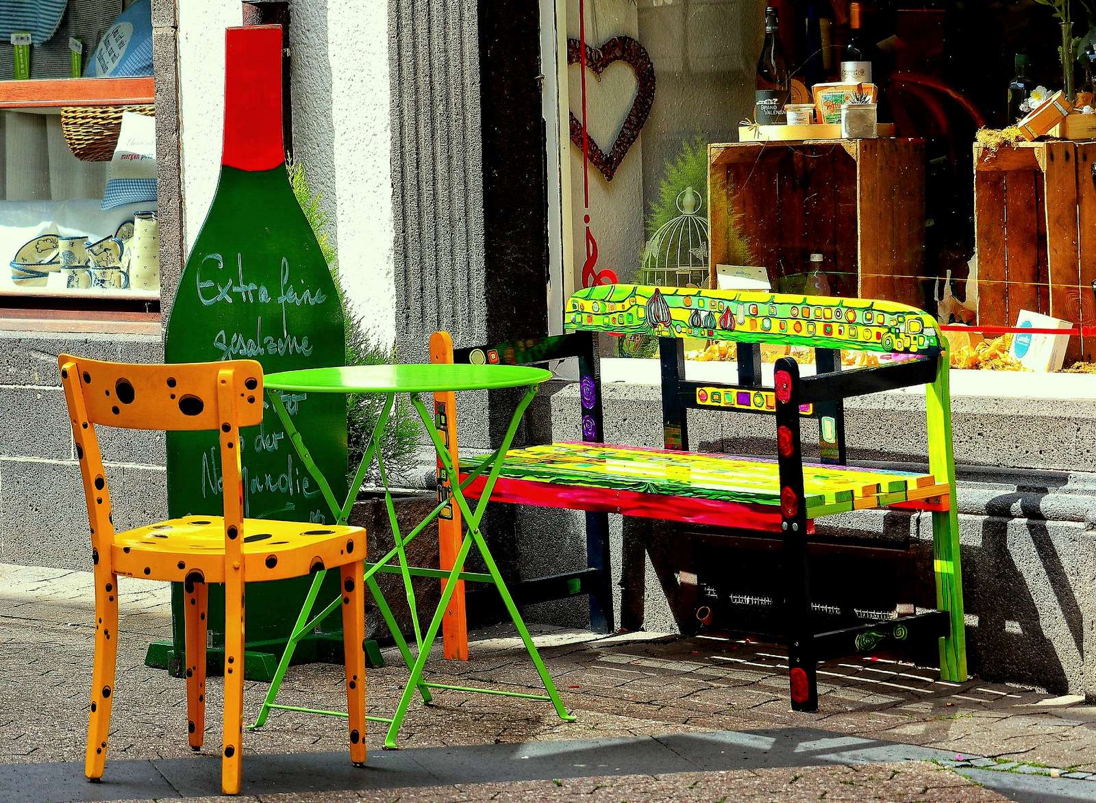 Mesa de degustação em frente a uma vinícola (Alemanha) quebra-cabeças online