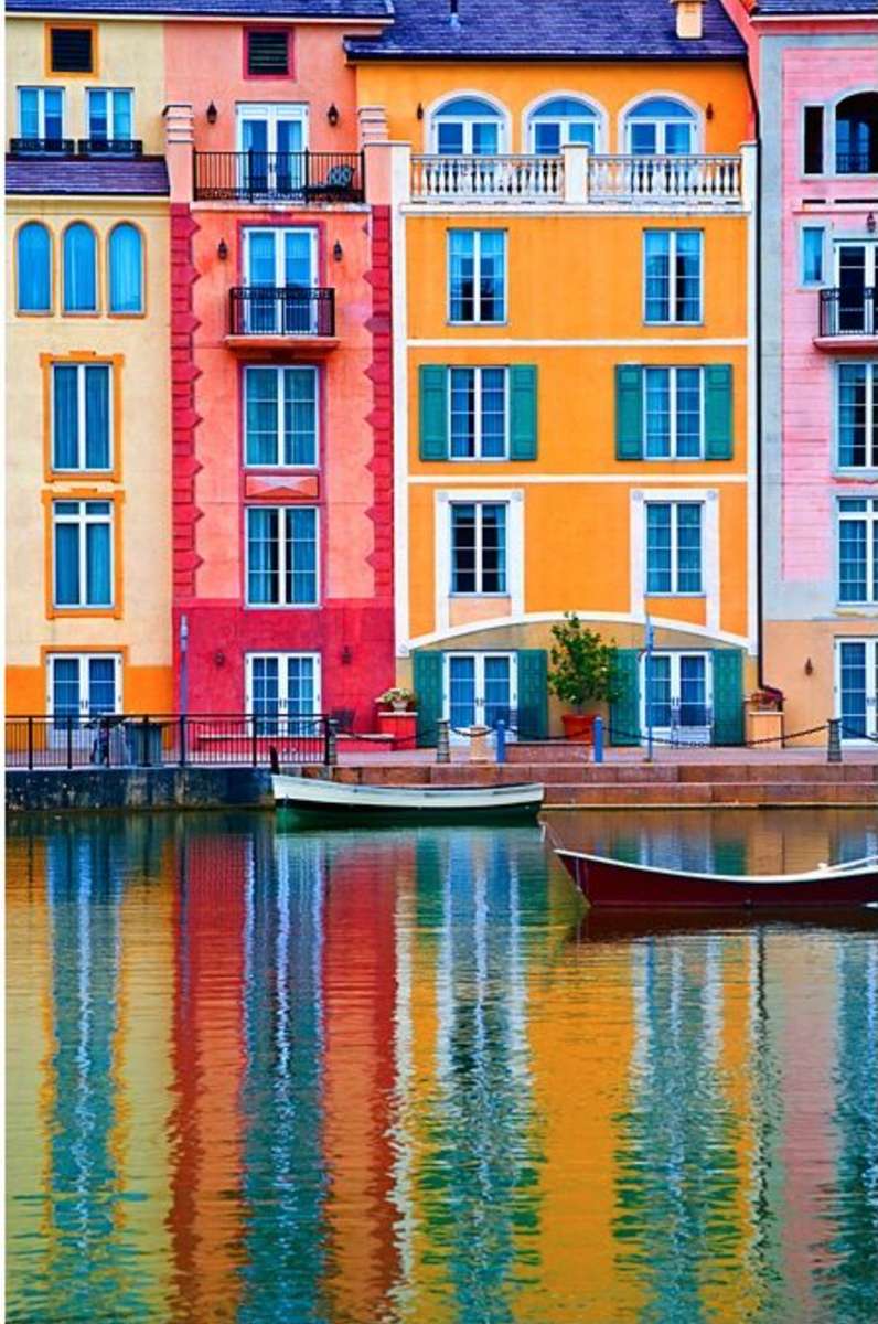 Цветни фасади и отражение във водата онлайн пъзел