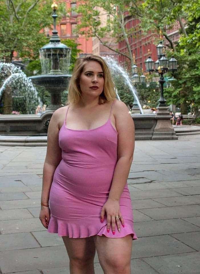 Beautiful chubby girl in pink online puzzle