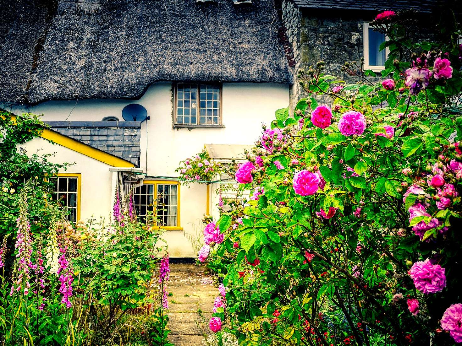 Παλιά σπίτια ανάμεσα σε τριαντάφυλλα παζλ online