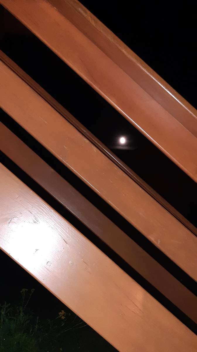 månen synlig genom balustraden Pussel online