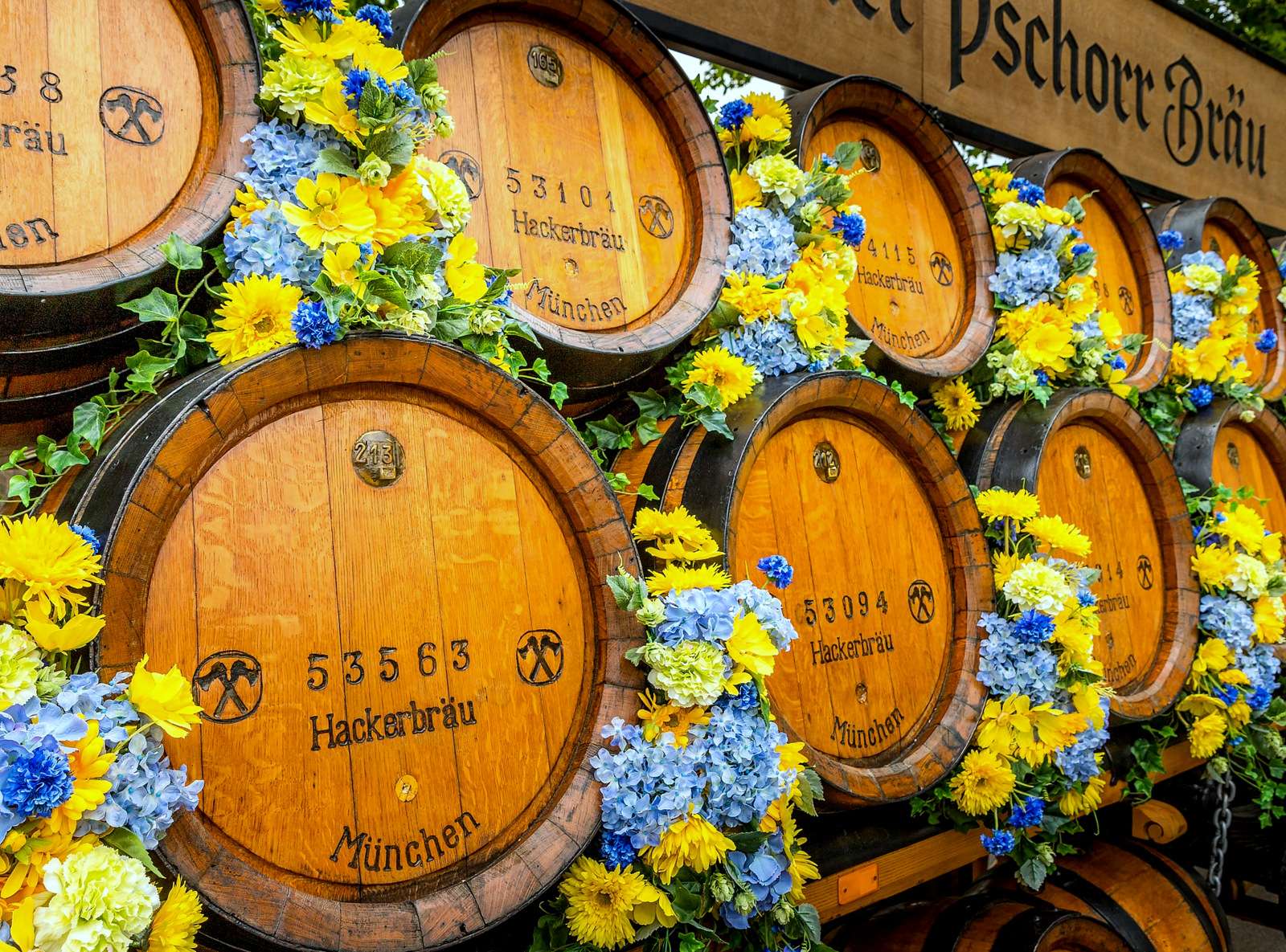 Oktoberfest: barriles de cerveza decorados con flores. rompecabezas en línea