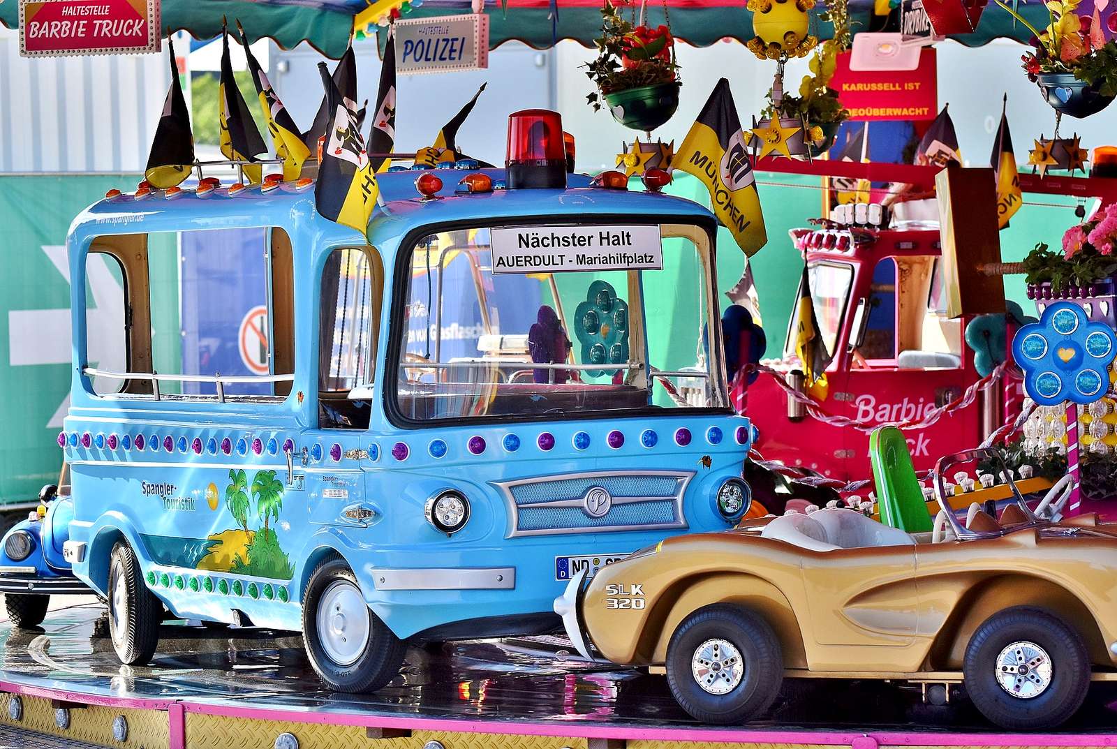 Karussell mit Fahrzeugen während des Oktoberfestes Online-Puzzle