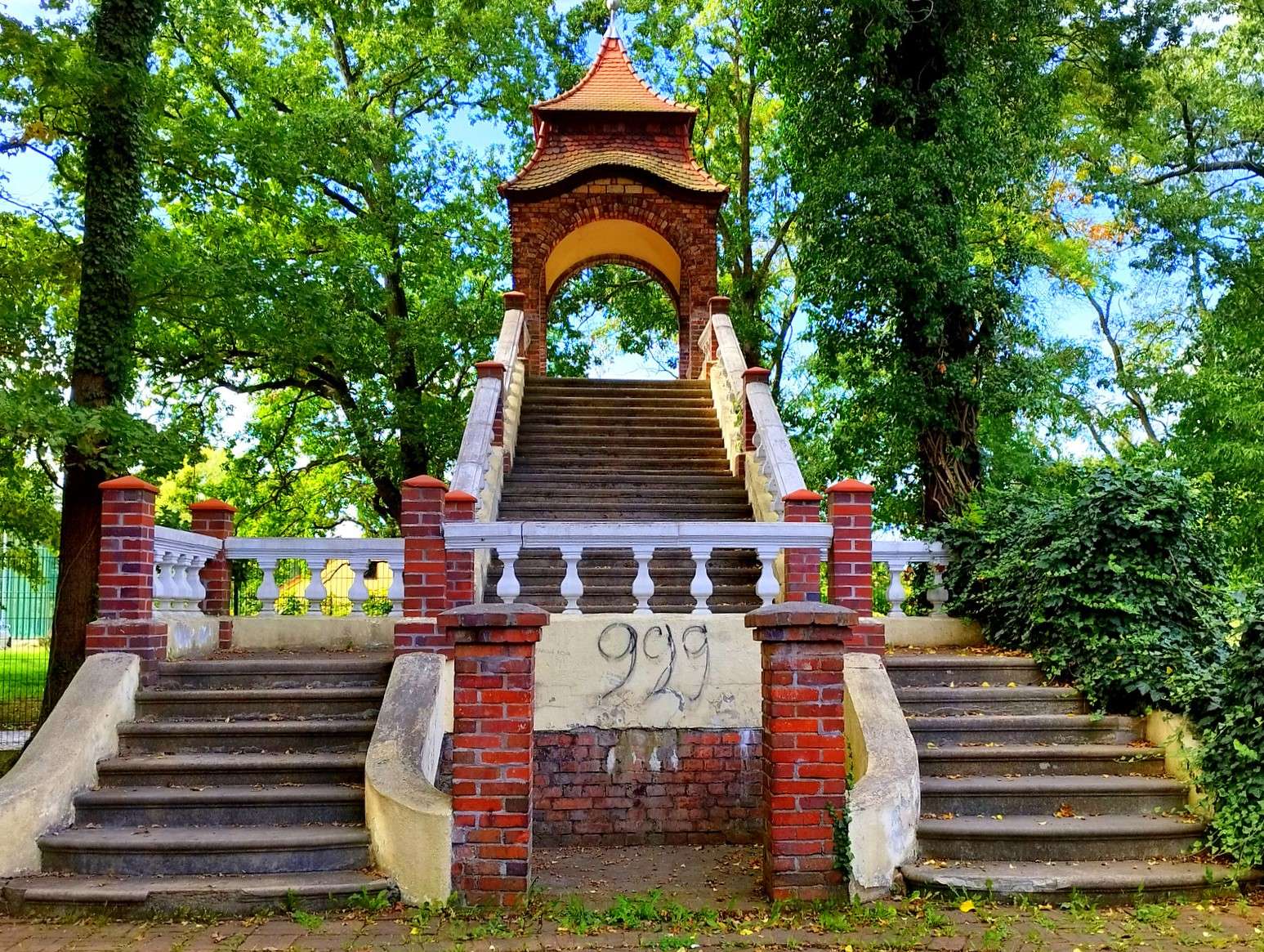 Eingang zur Brücke der Liebe im Park in Iłowa Puzzlespiel online
