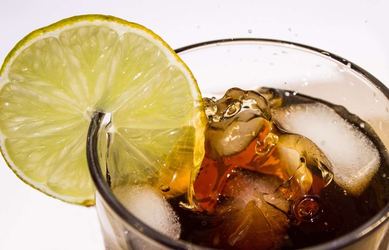 Cola med isbitar och citron pussel på nätet