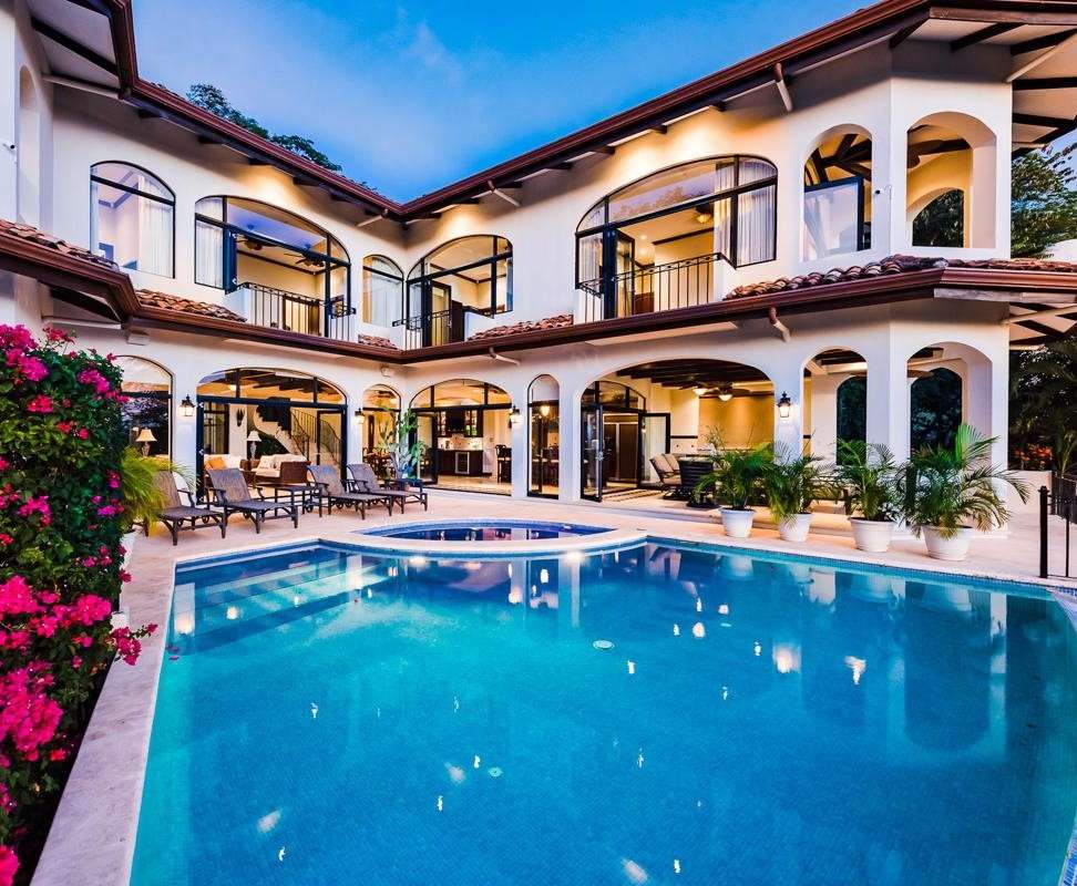 Uma villa de luxo com uma piscina puzzle online