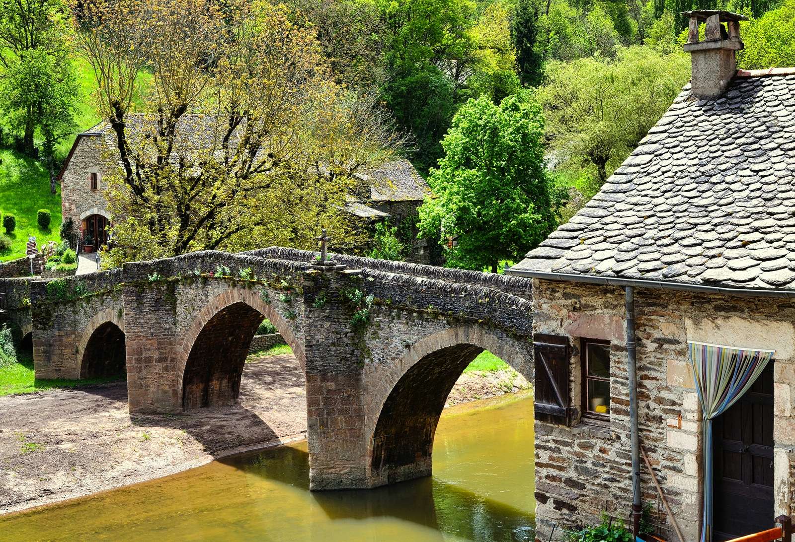 Каменный старый мост в провансальской деревне онлайн-пазл