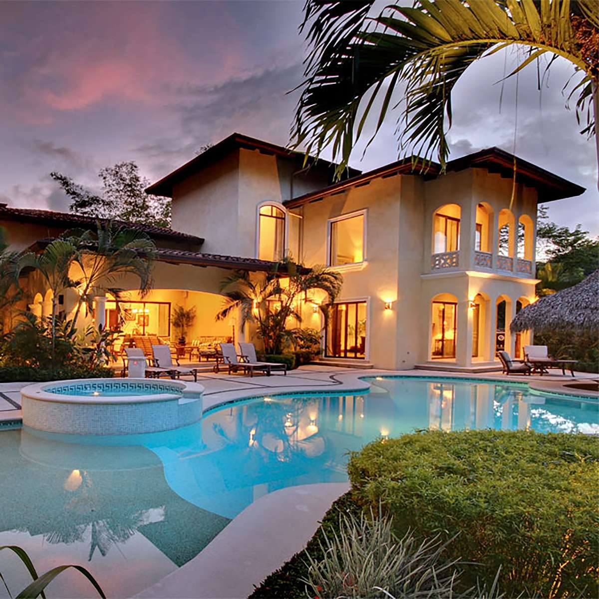 Eine luxuriöse Villa mit Pool Online-Puzzle