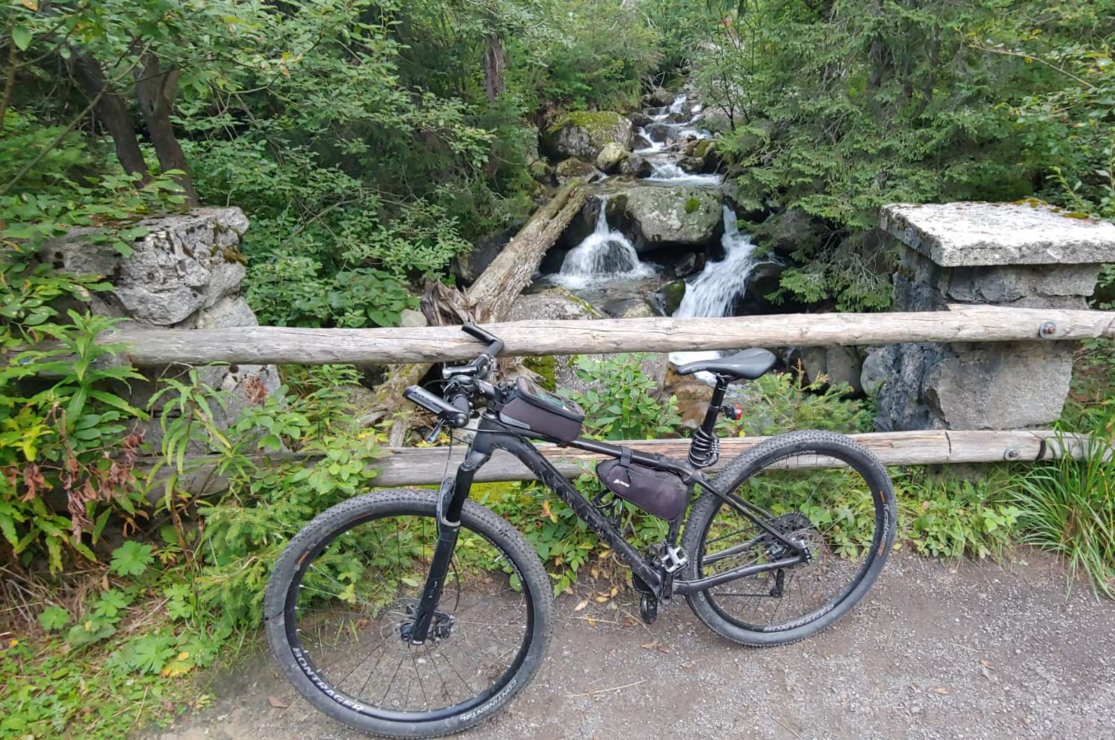bicicleta en un arroyo de montaña rompecabezas en línea