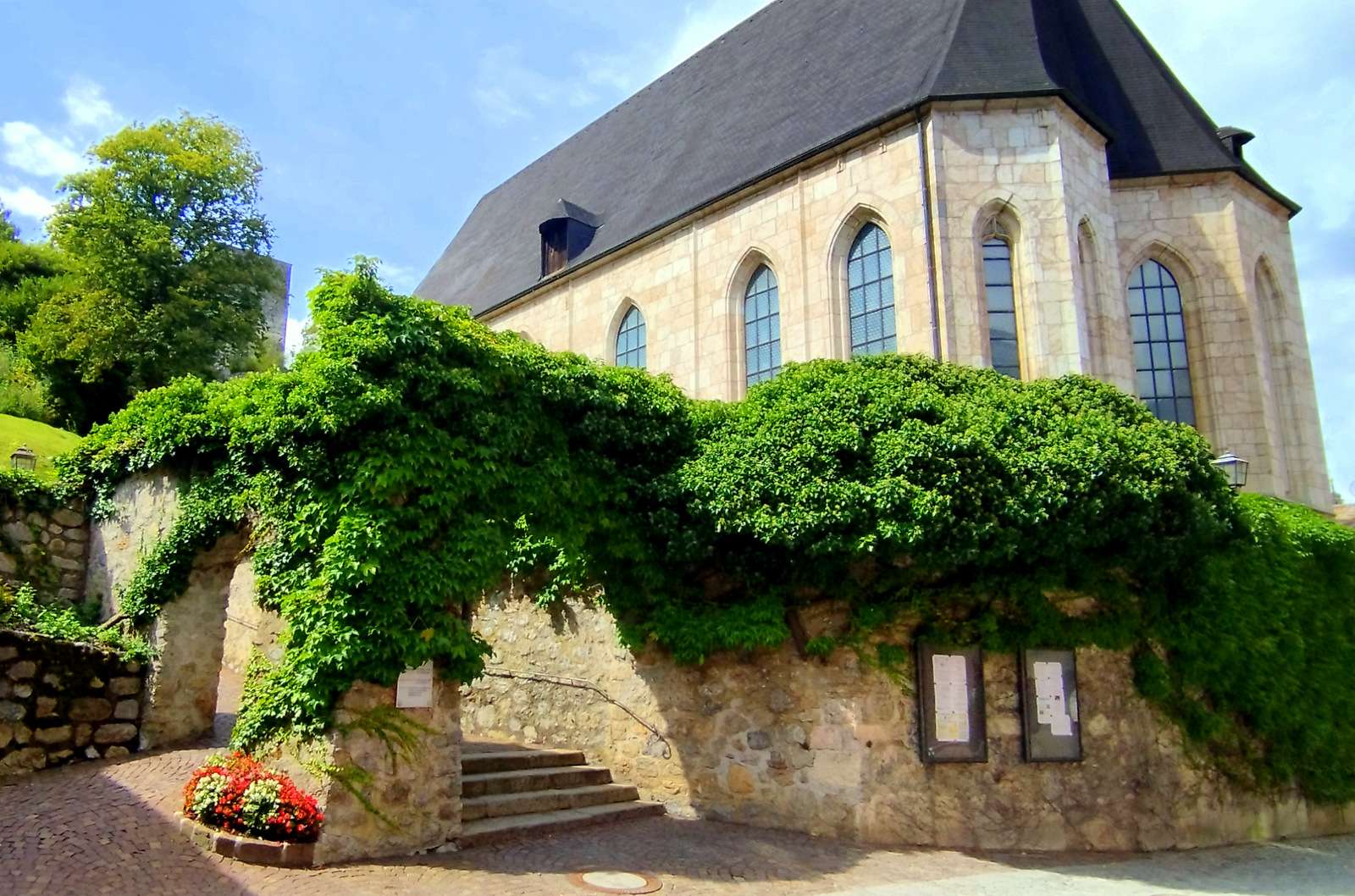 Είσοδος στον χώρο της εκκλησίας στο Rattenberg online παζλ