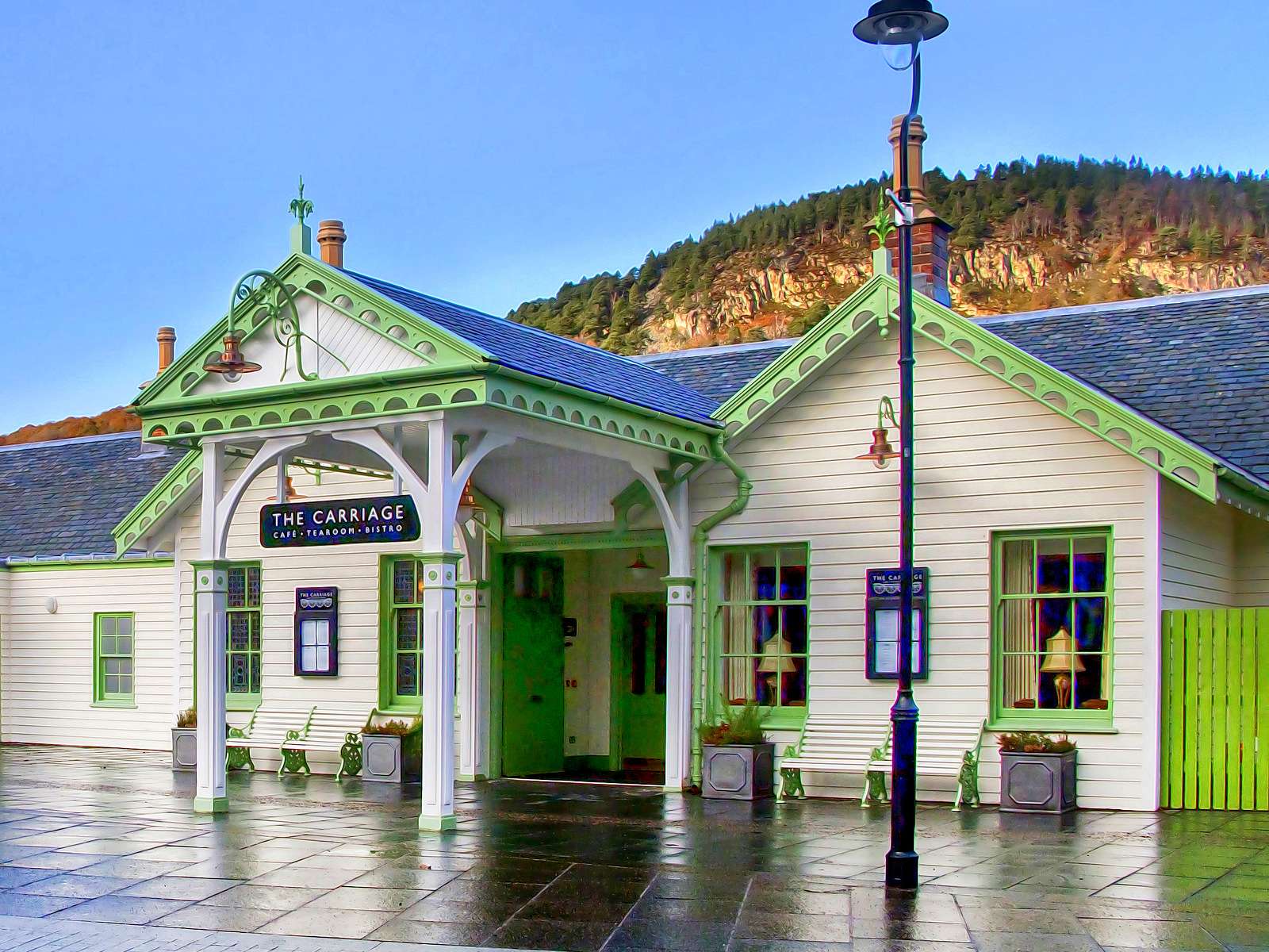 Μικρό εστιατόριο δίπλα στο σιδηροδρομικό σταθμό (Σκωτία) παζλ online