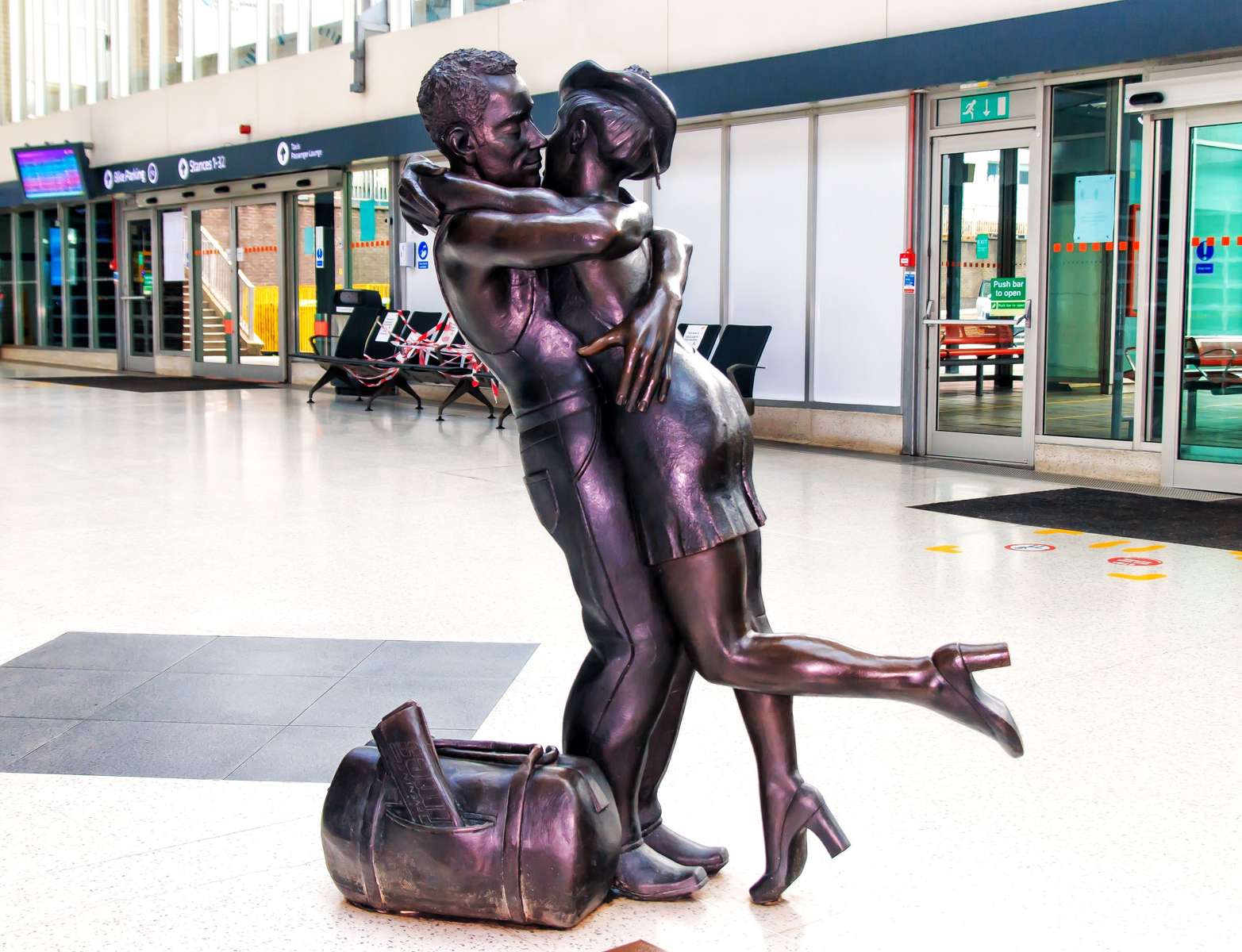 Скульптура на автовокзалі Глазго пазл онлайн