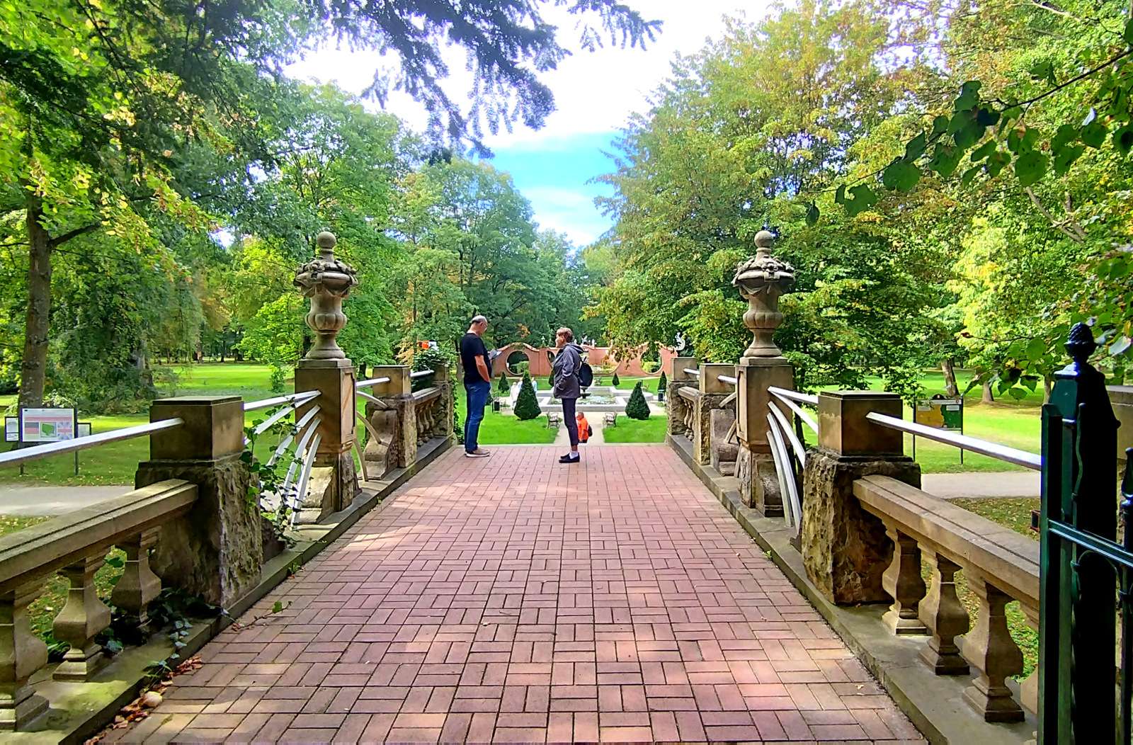 Γέφυρα πάνω από την τάφρο στο πάρκο Manor στην Iłowa online παζλ