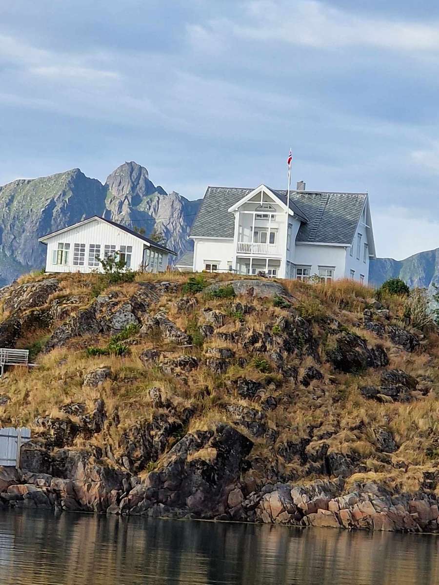 Будинок на пагорбі Норвегія пазл онлайн