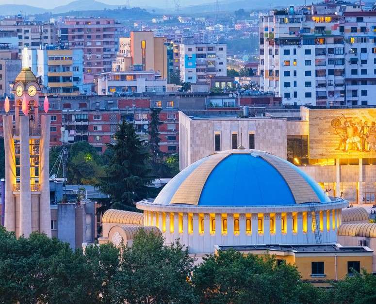 Tirana in de avond online puzzel
