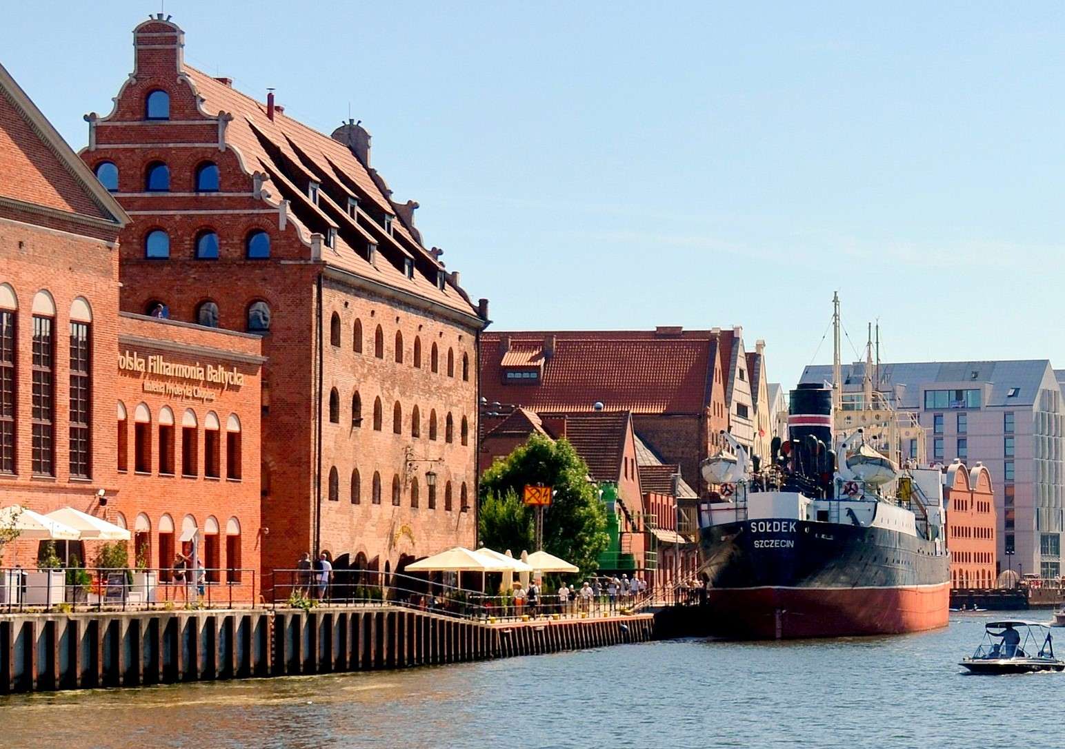 Filarmonica Baltică și nava Sołdek din Gdańsk puzzle online