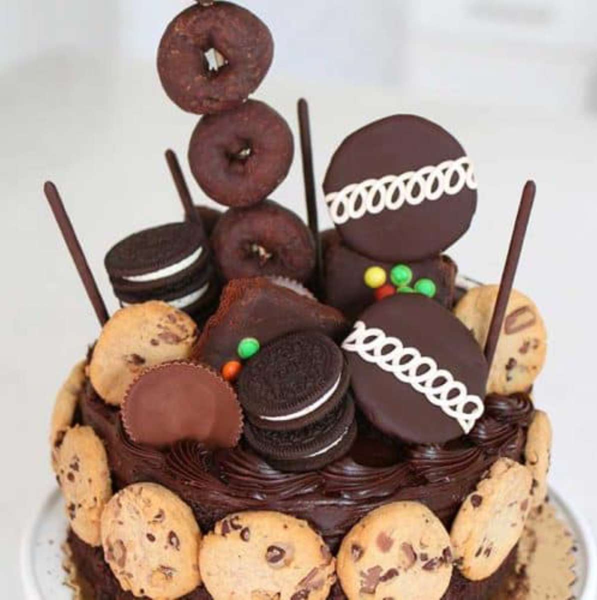 Идеальный шоколадный торт ко дню рождения пазл онлайн