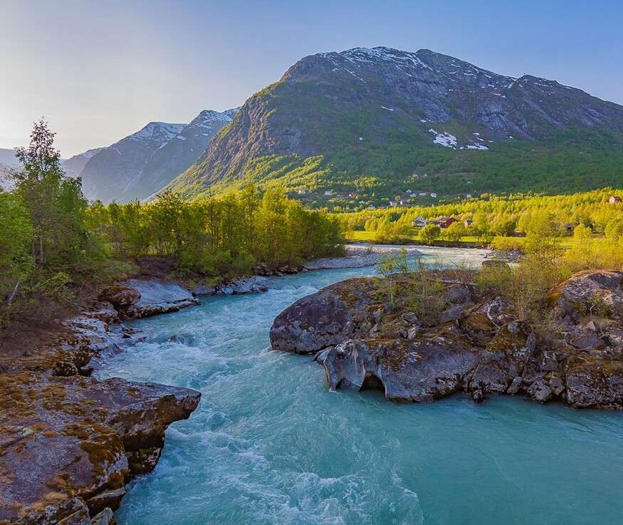 Um rio que desce das montanhas quebra-cabeças online