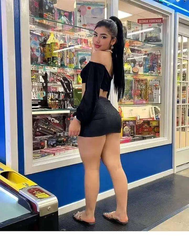 Beautiful young girl in black online puzzle
