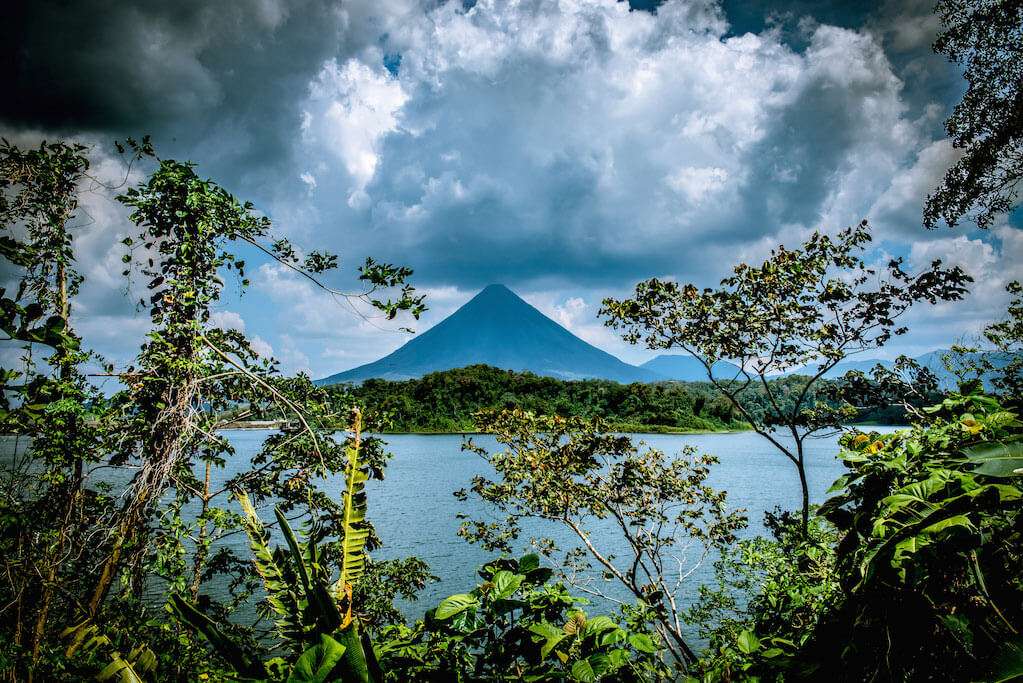 Um vulcão encantador na floresta tropical quebra-cabeças online
