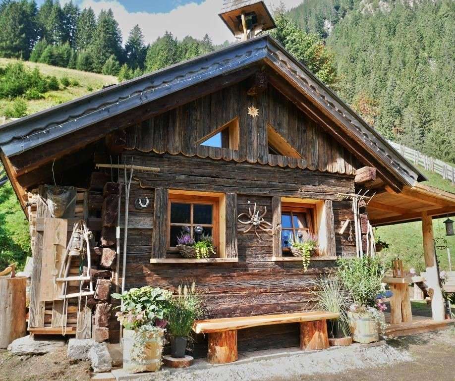 Деревянный коттедж в горах онлайн-пазл