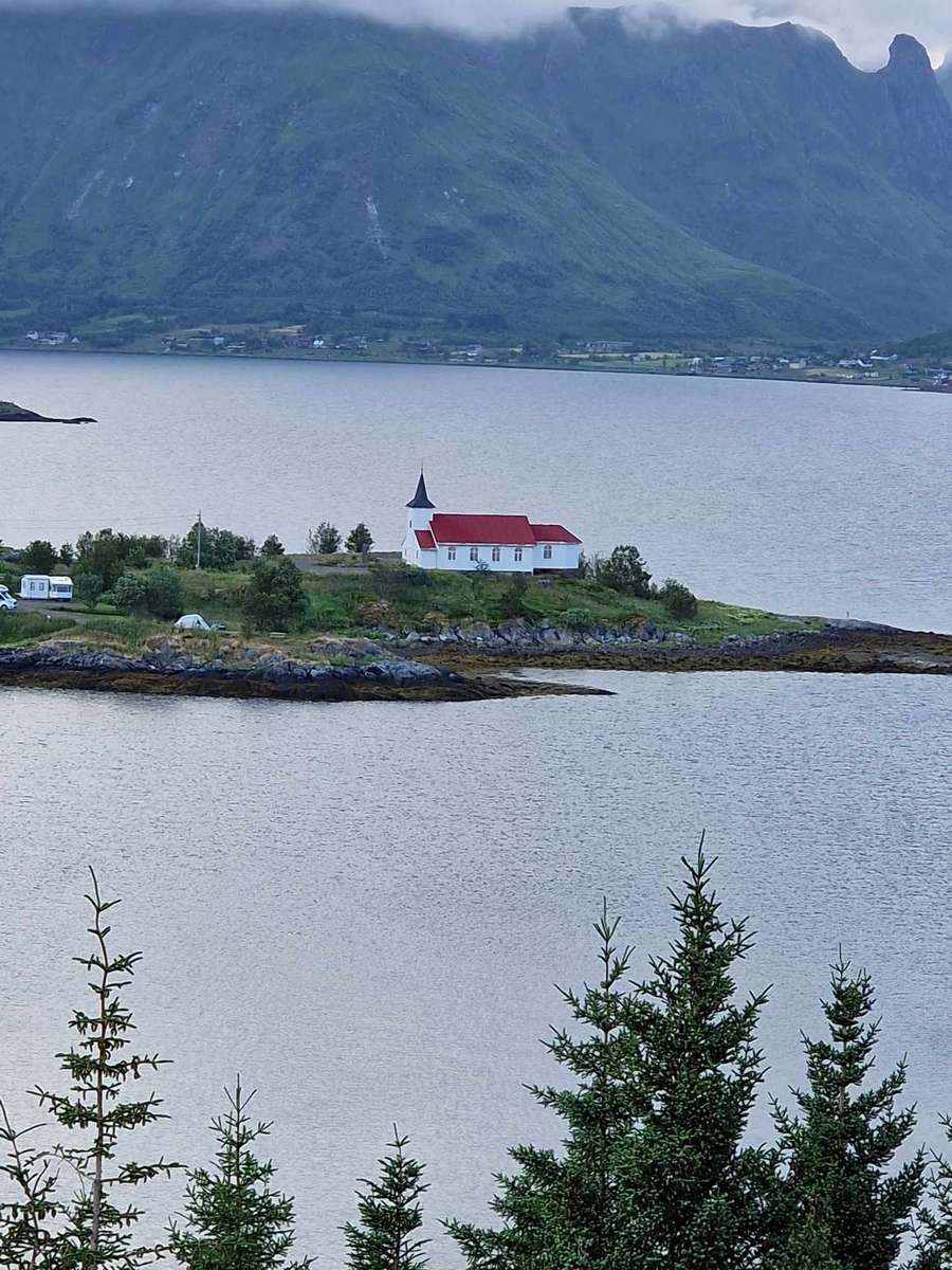 Una chiesa sull'isola di Norvegia puzzle online