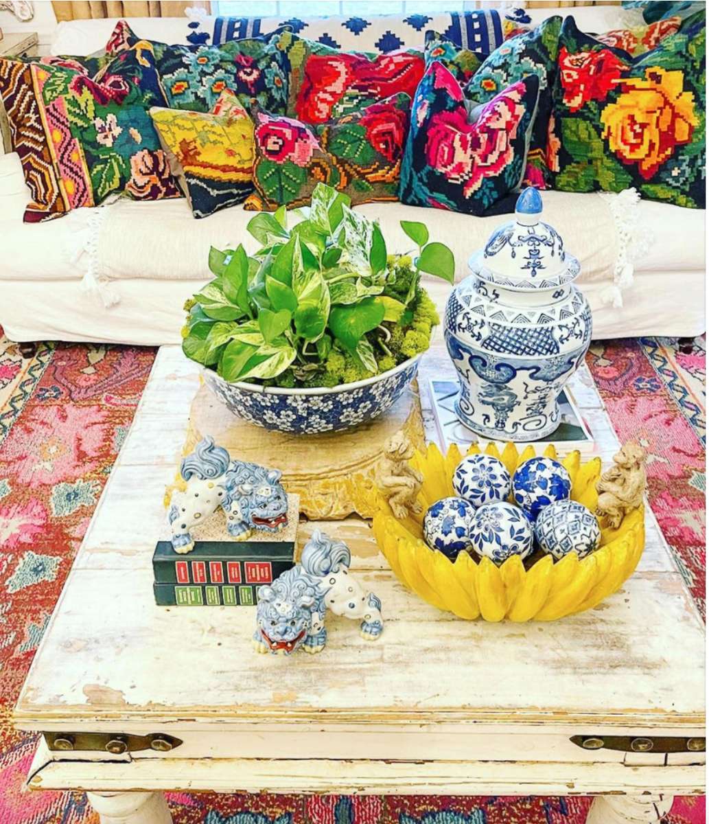 Stůl s modrou keramikou skládačky online