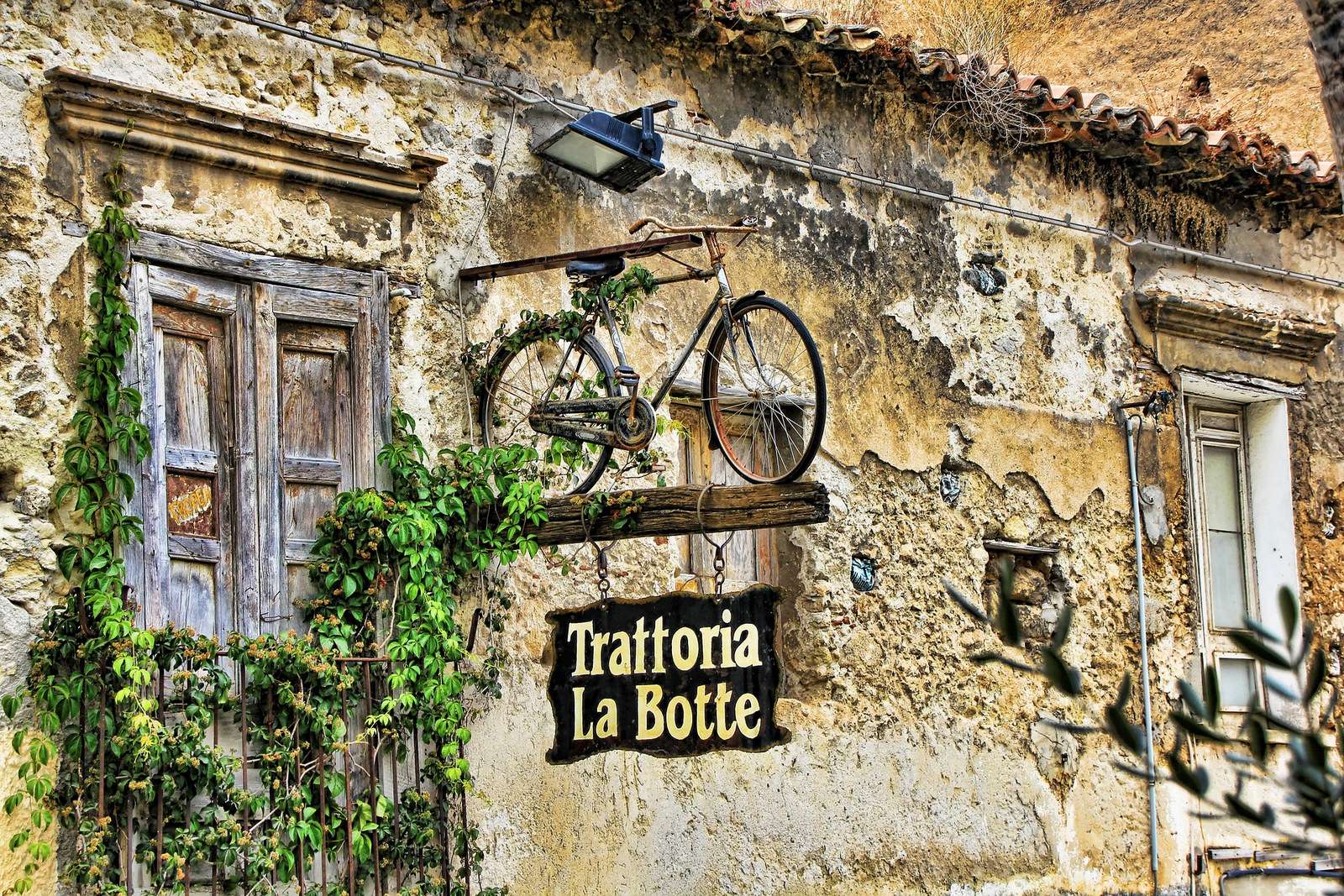Schild an einem alten Mietshaus (Kalabrien, Italien) Online-Puzzle