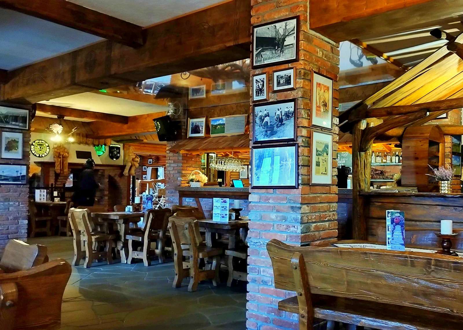 Das Innere des Gasthauses im Dorf Chyżne (Polen) Puzzlespiel online
